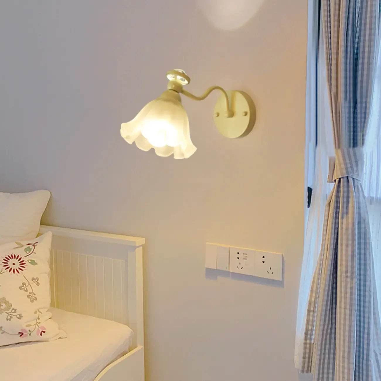 Modern 5 to 9 Inch Floral Shape Wall Sconce for Bedroom