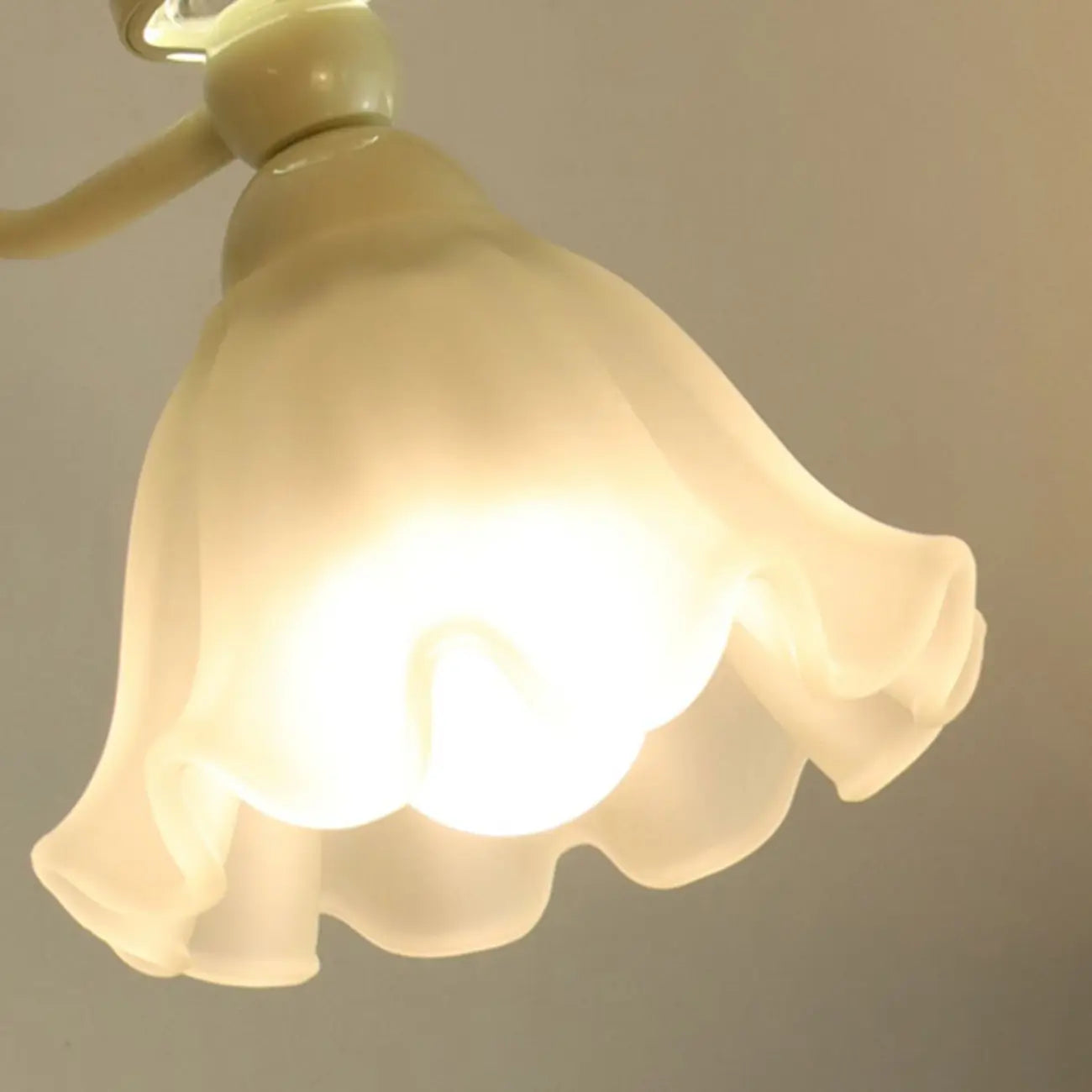 Modern 5 to 9 Inch Floral Shape Wall Sconce for Bedroom